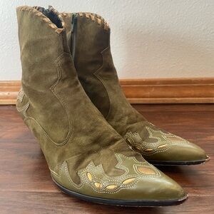 Antonio Melani Bailey Vintage Suede Western Olive Green Gold Ankle Boots 8M
